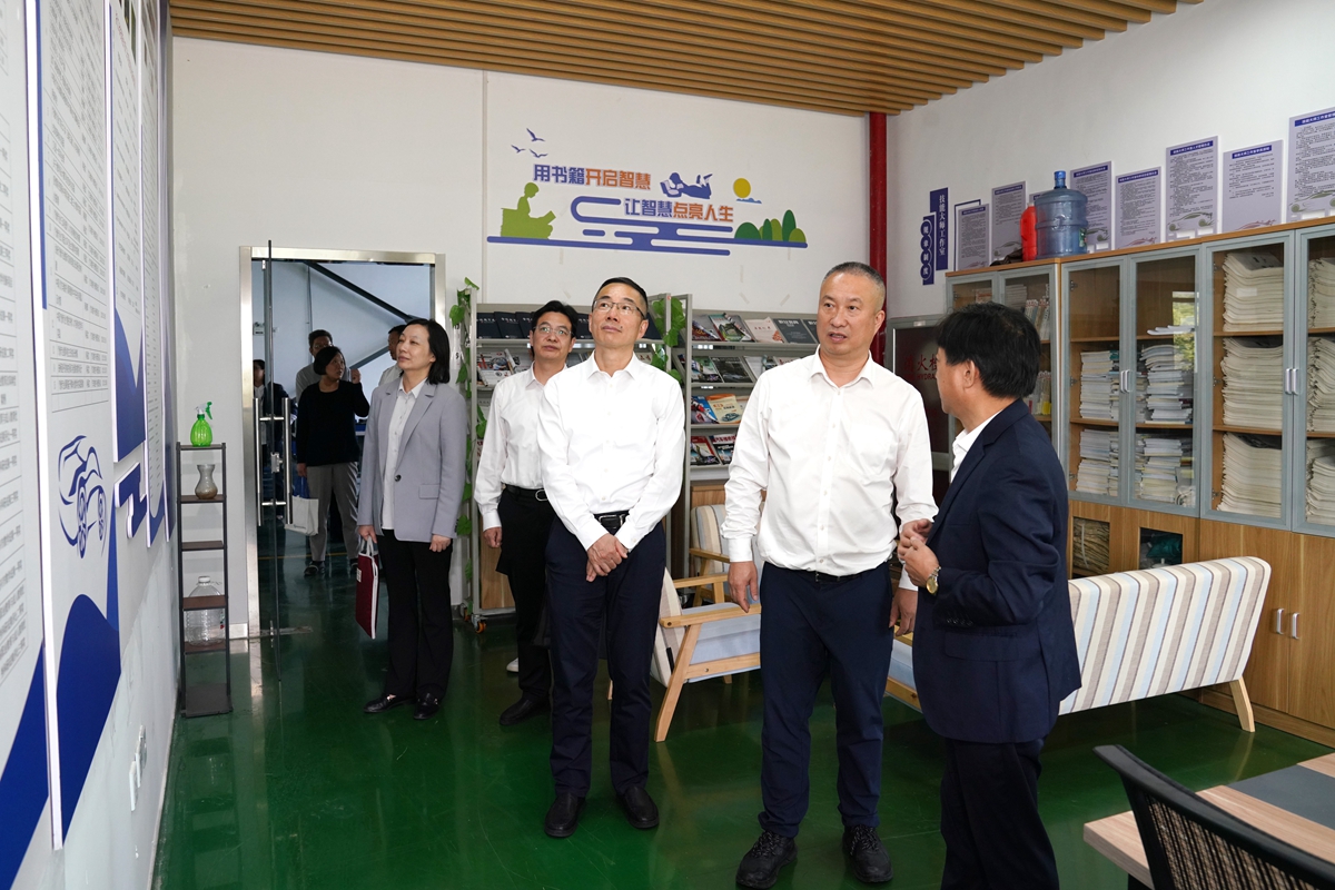 20241009市國資委黨委書記、主任陳文榮調(diào)研嘉興市交通學校，右起吳曉斌、陳文榮、柏衛(wèi)東、朱建華、李利（李阿梅 攝）.jpg