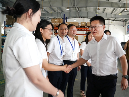【20240906】集團領(lǐng)導(dǎo)慰問交通學(xué)校教師，何宇?。ㄓ乙唬ɡ畎⒚窋z）.jpg