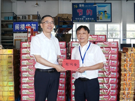 【20240906】集團領(lǐng)導(dǎo)慰問交通學(xué)校教師，柏衛(wèi)東（左）吳曉斌（右）（李阿梅攝）.jpg