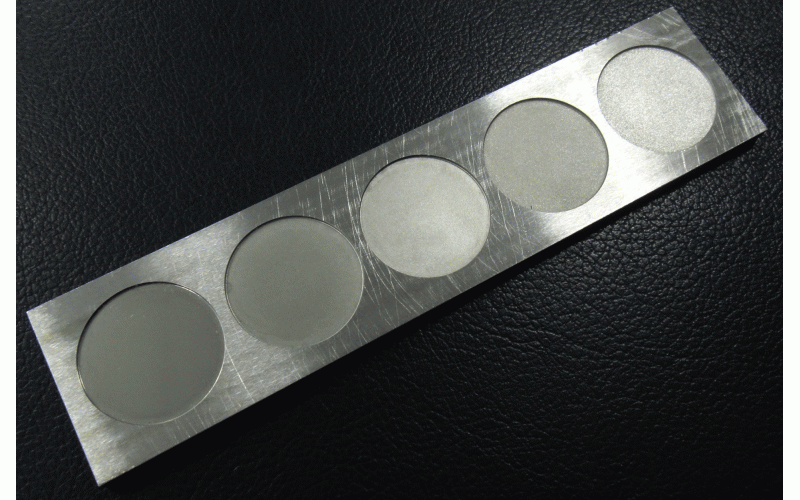 鏡面火花機的樣板， 左側的鏡面， 右側的粗紋