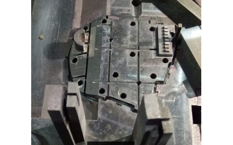 骨位多的模具， 務(wù)必要多下扁頂， 才能頂出平衡，深圳市模具廠經(jīng)驗(yàn)記錄