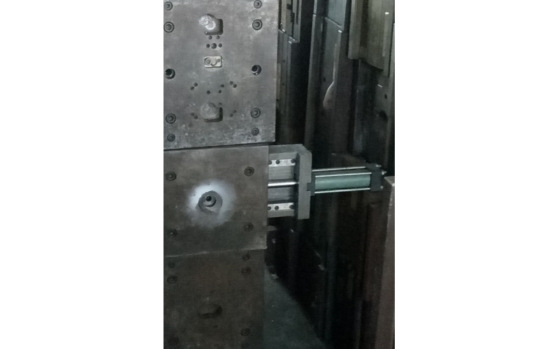 模具廠手上的油缸，原理簡單，使用方便，便于使用！